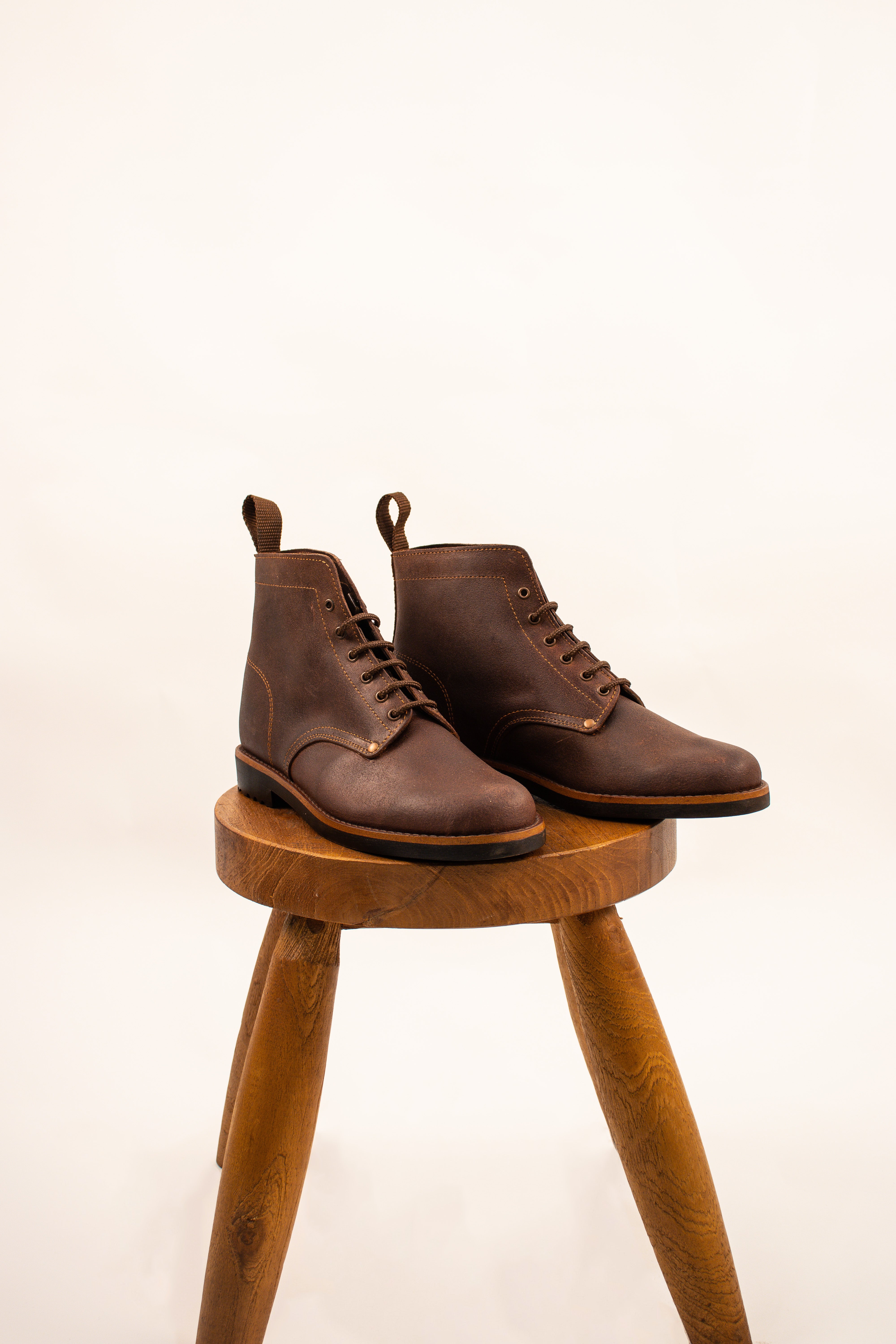 Botas artesanais de couro castanho