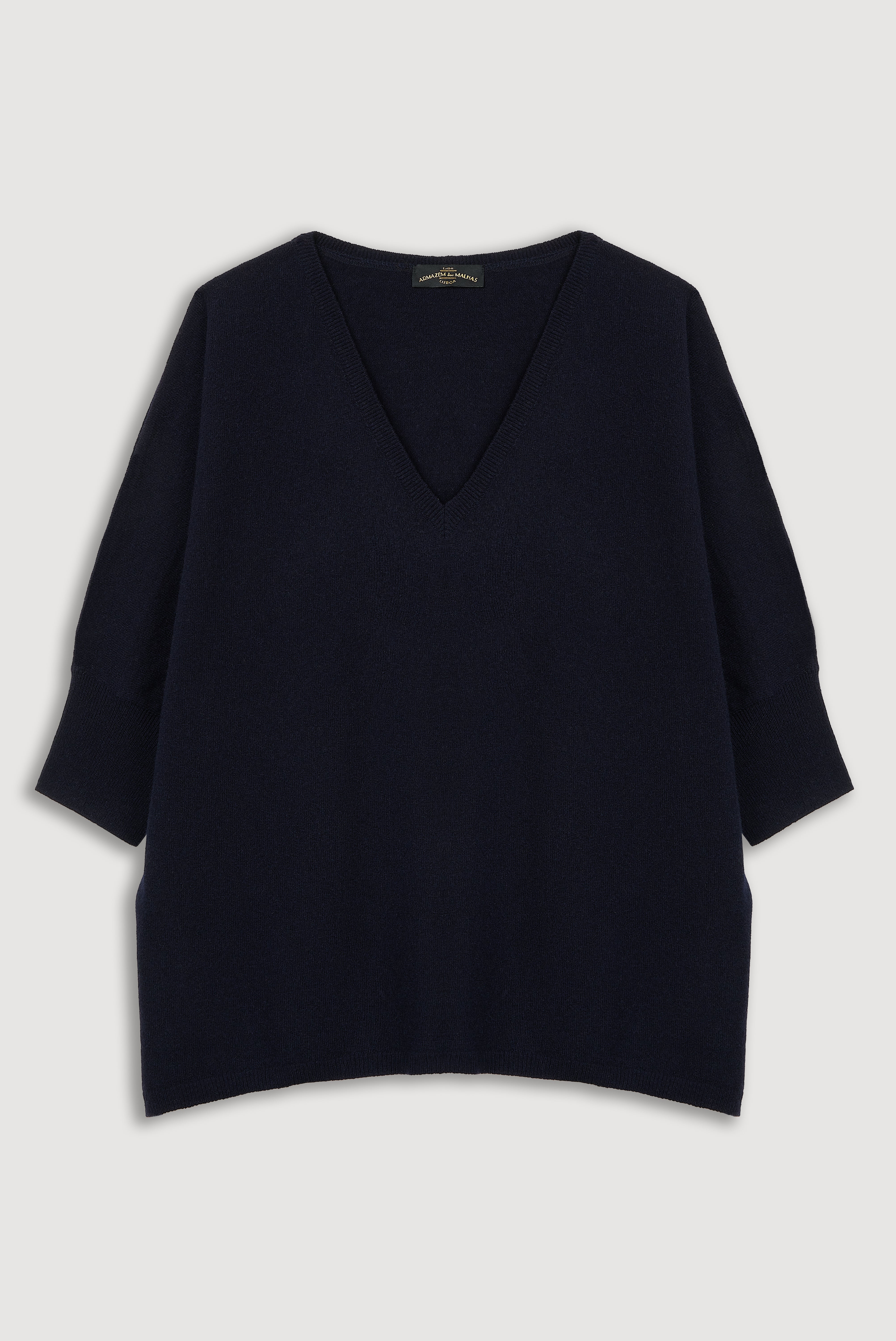 Capa oversized com decote em V