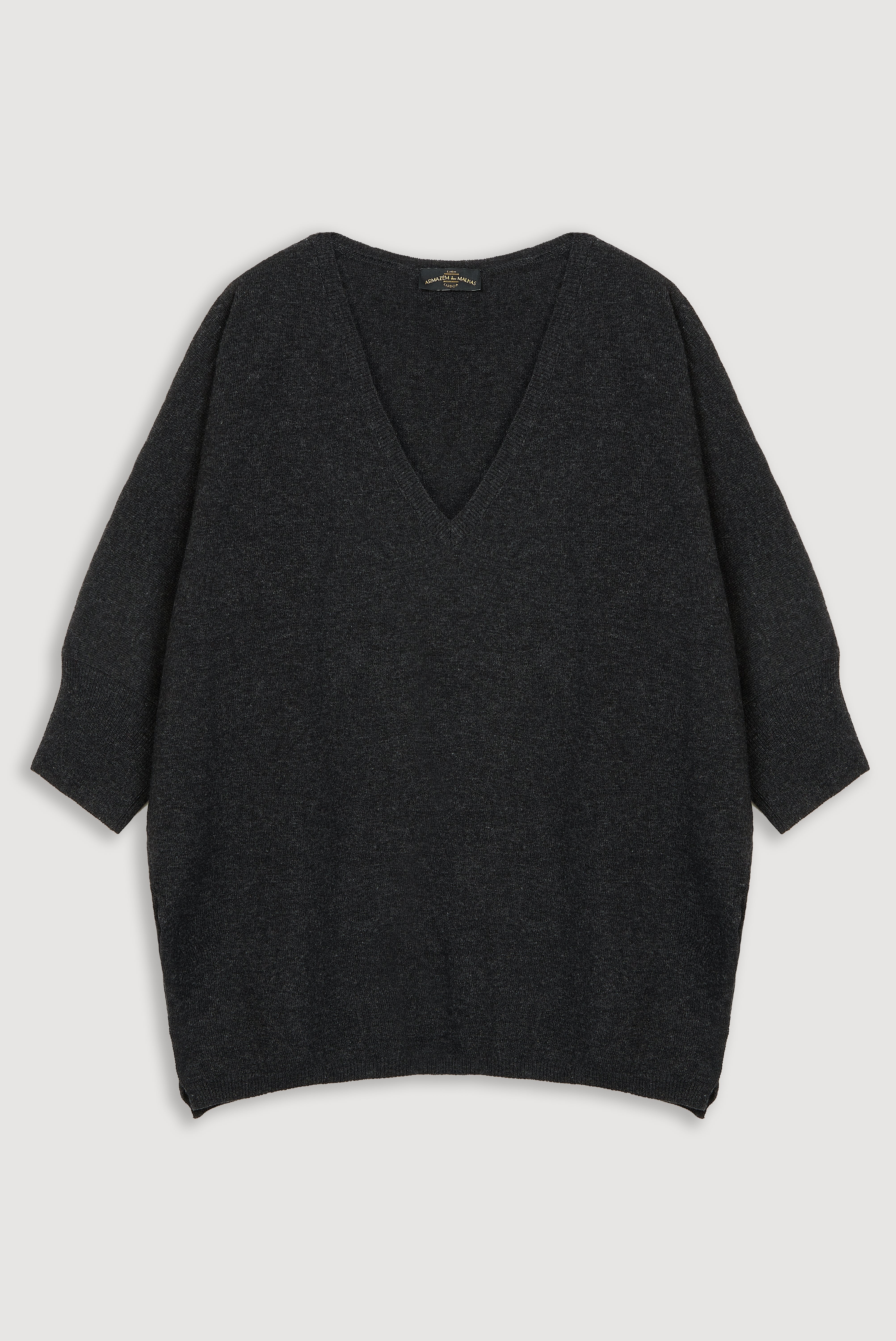 Capa oversized com decote em V