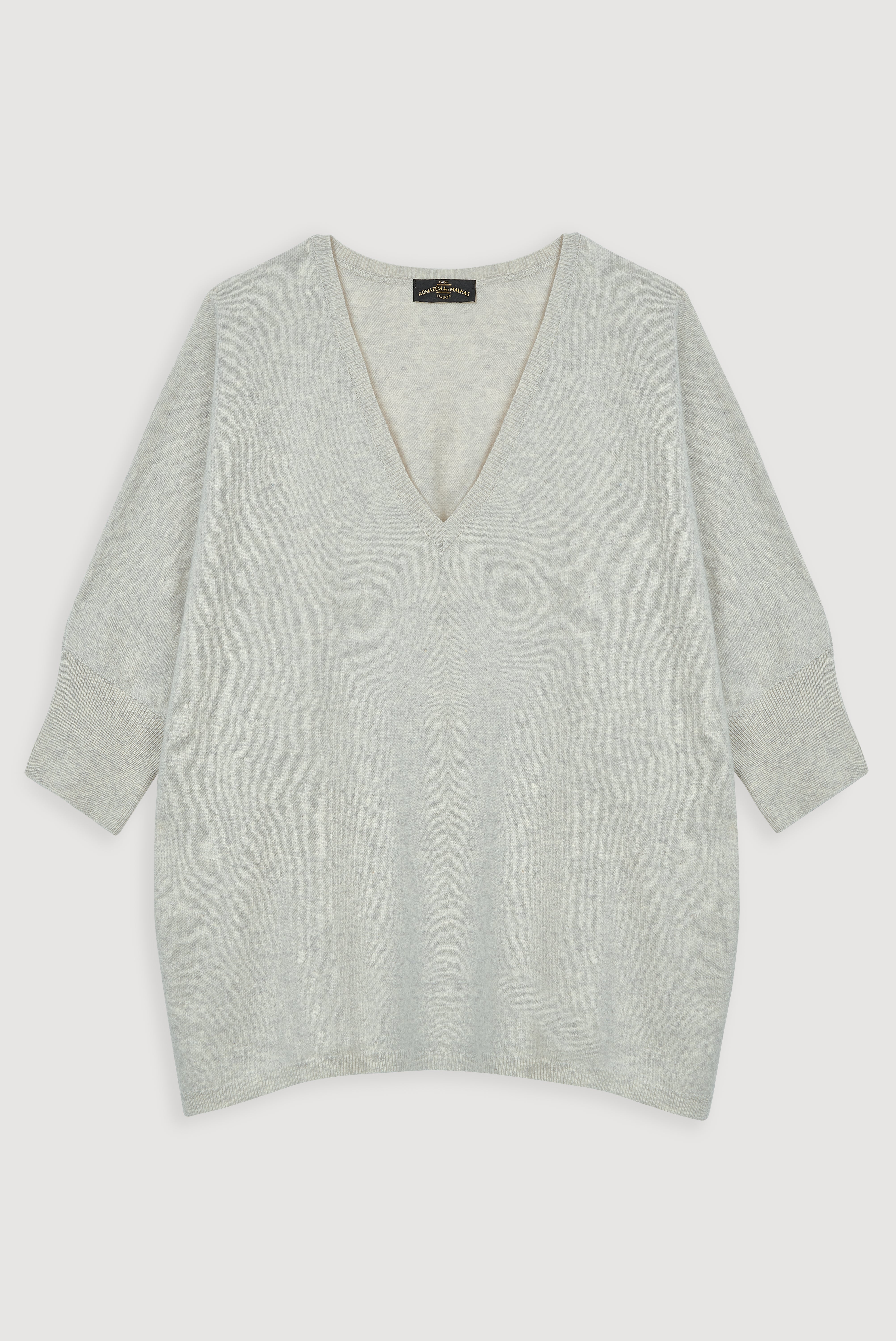 Capa oversized com decote em V