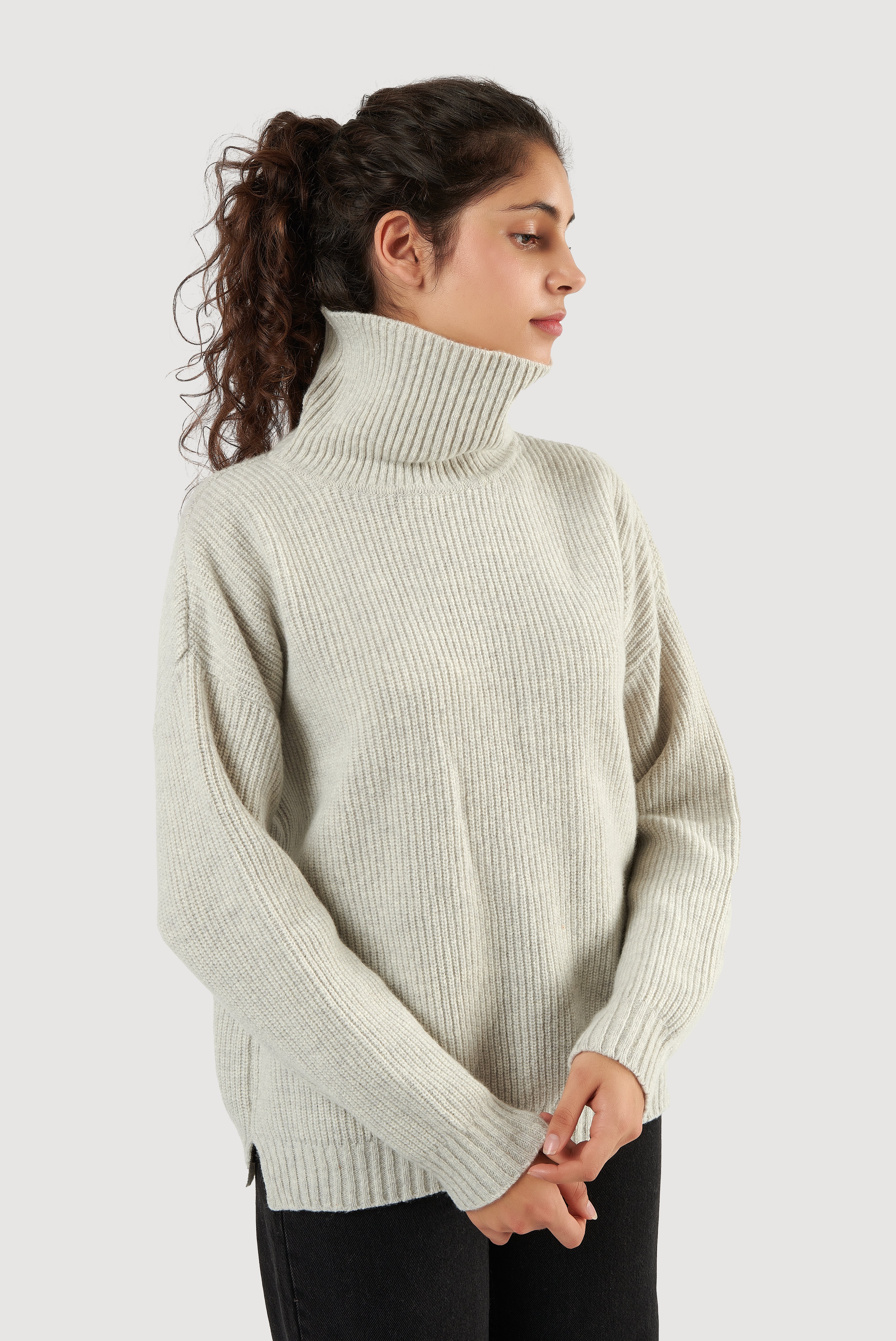 Camisola de gola alta canelada em lã de cordeiro