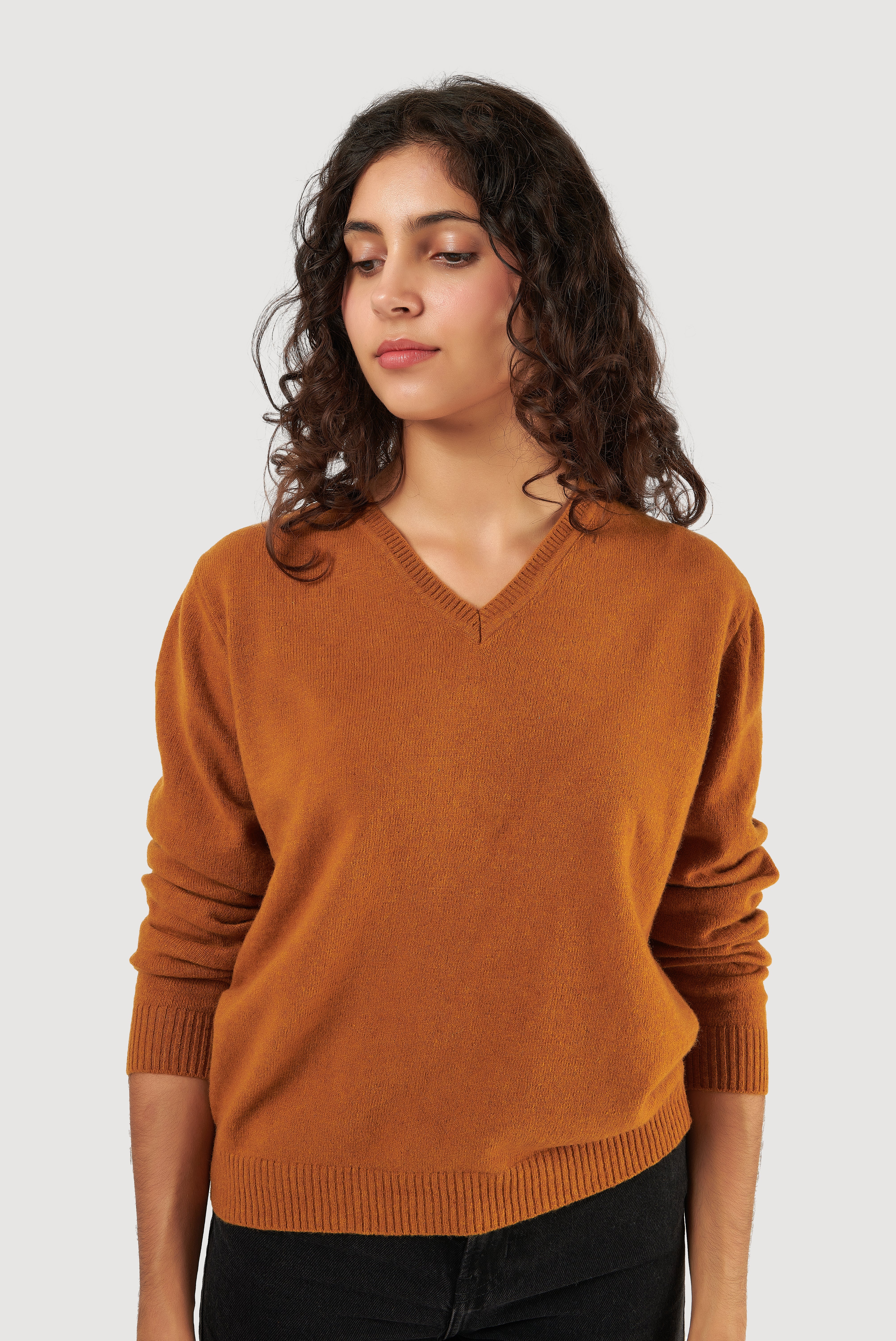 Camisola clássica de lã de cordeiro com decote em V