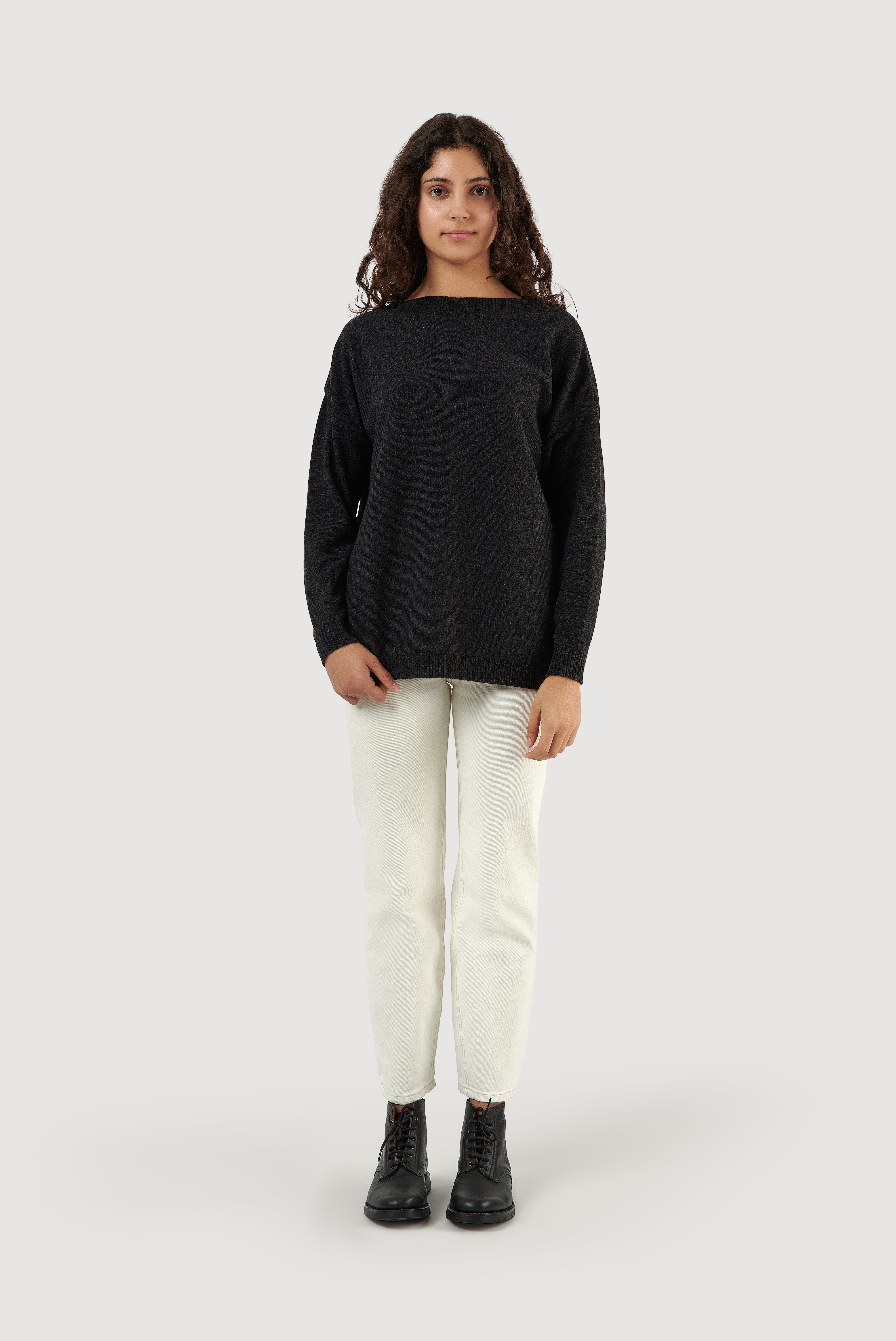 Camisola de lã de cordeiro com decote em bico