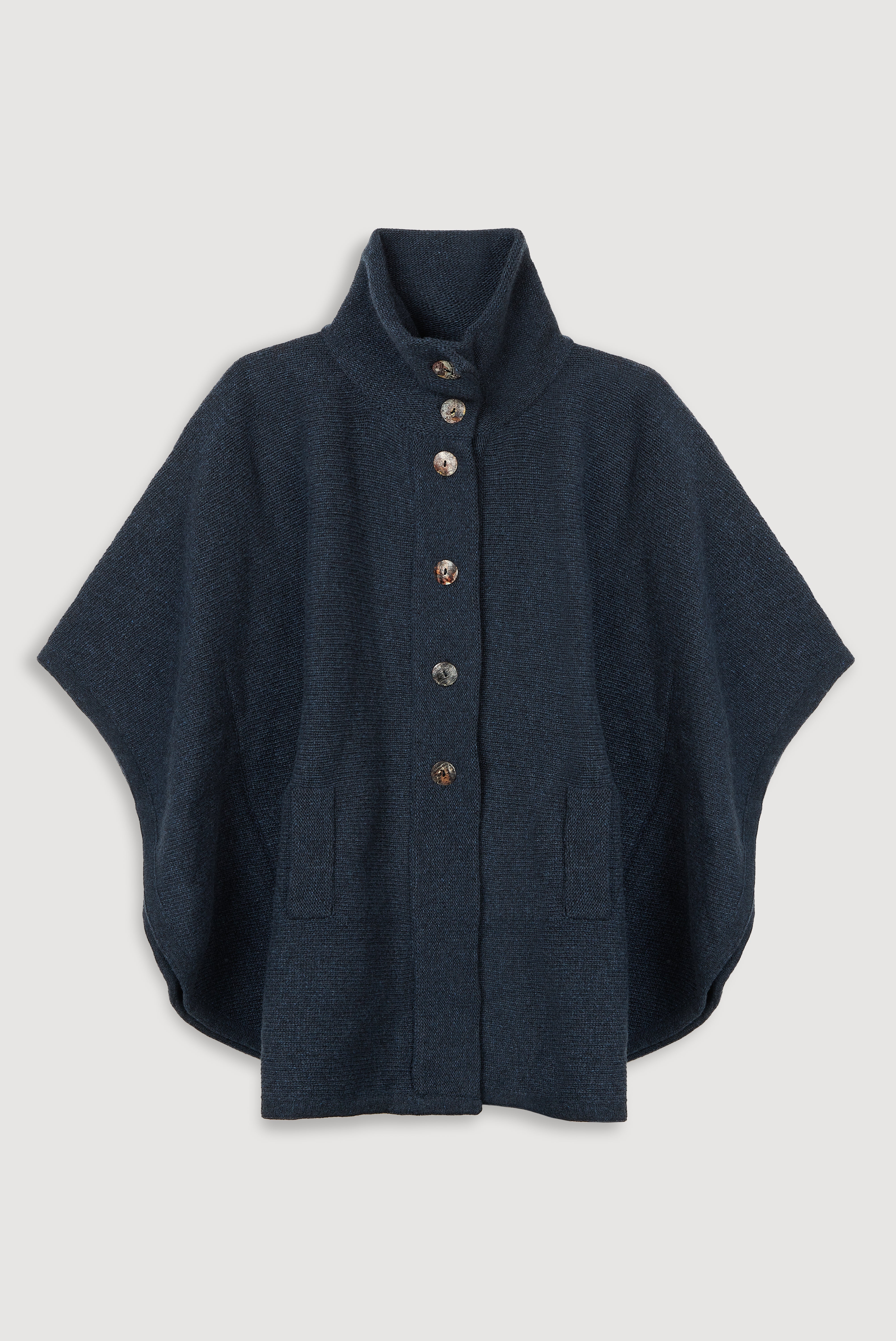 Poncho em lã de cordeiro com gola alta