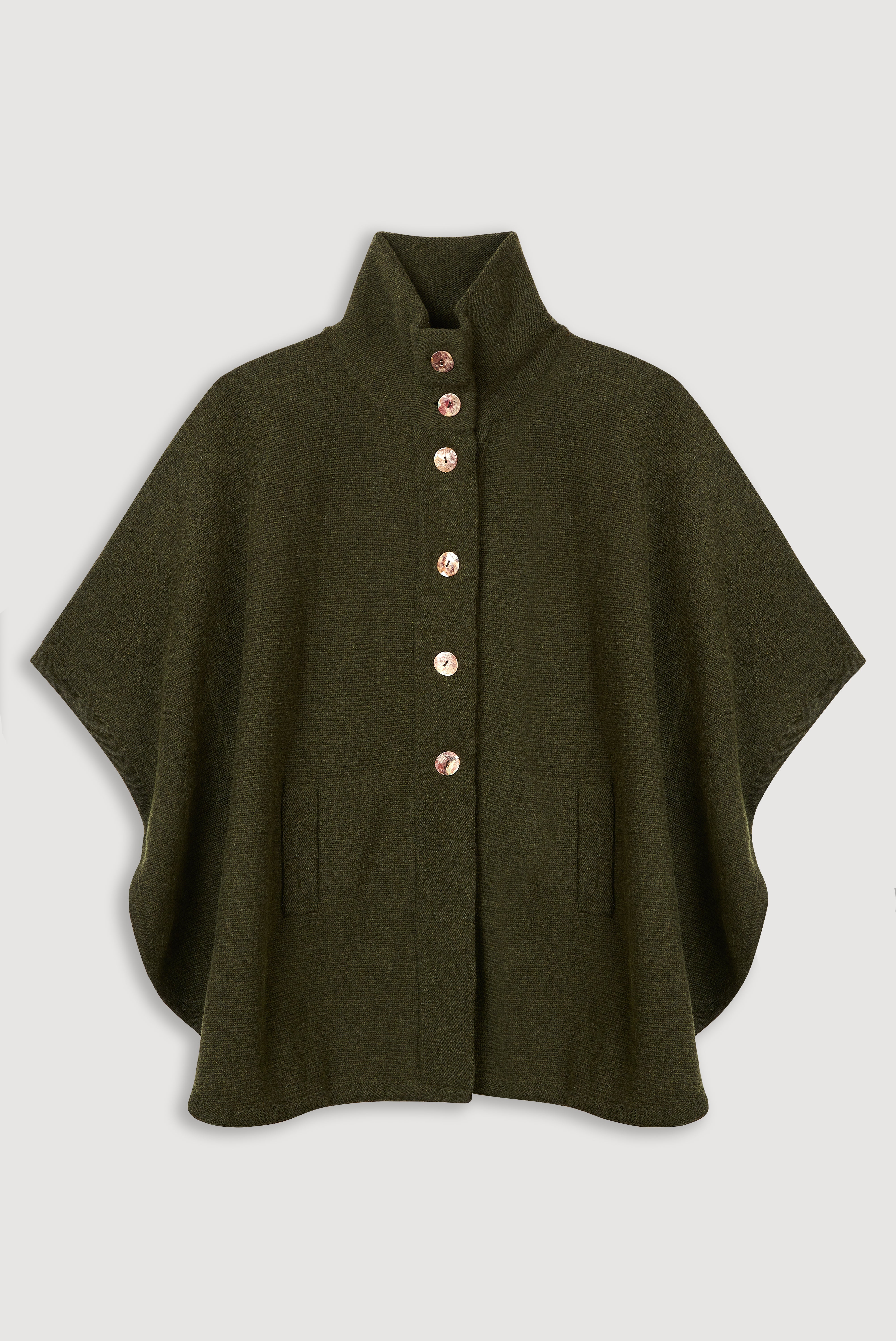 Poncho em lã de cordeiro com gola alta