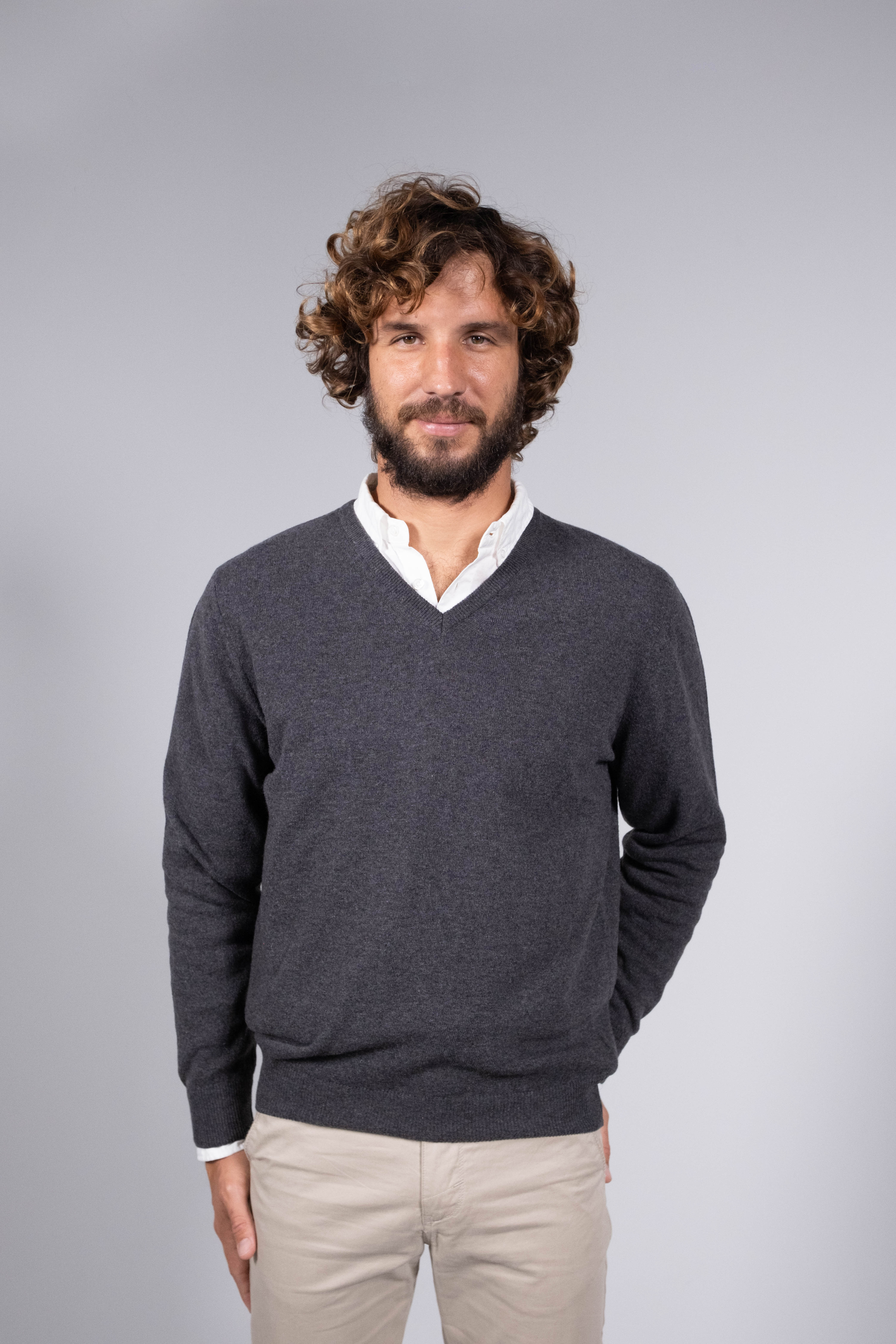 Camisola clássica de lã de cordeiro com decote em V