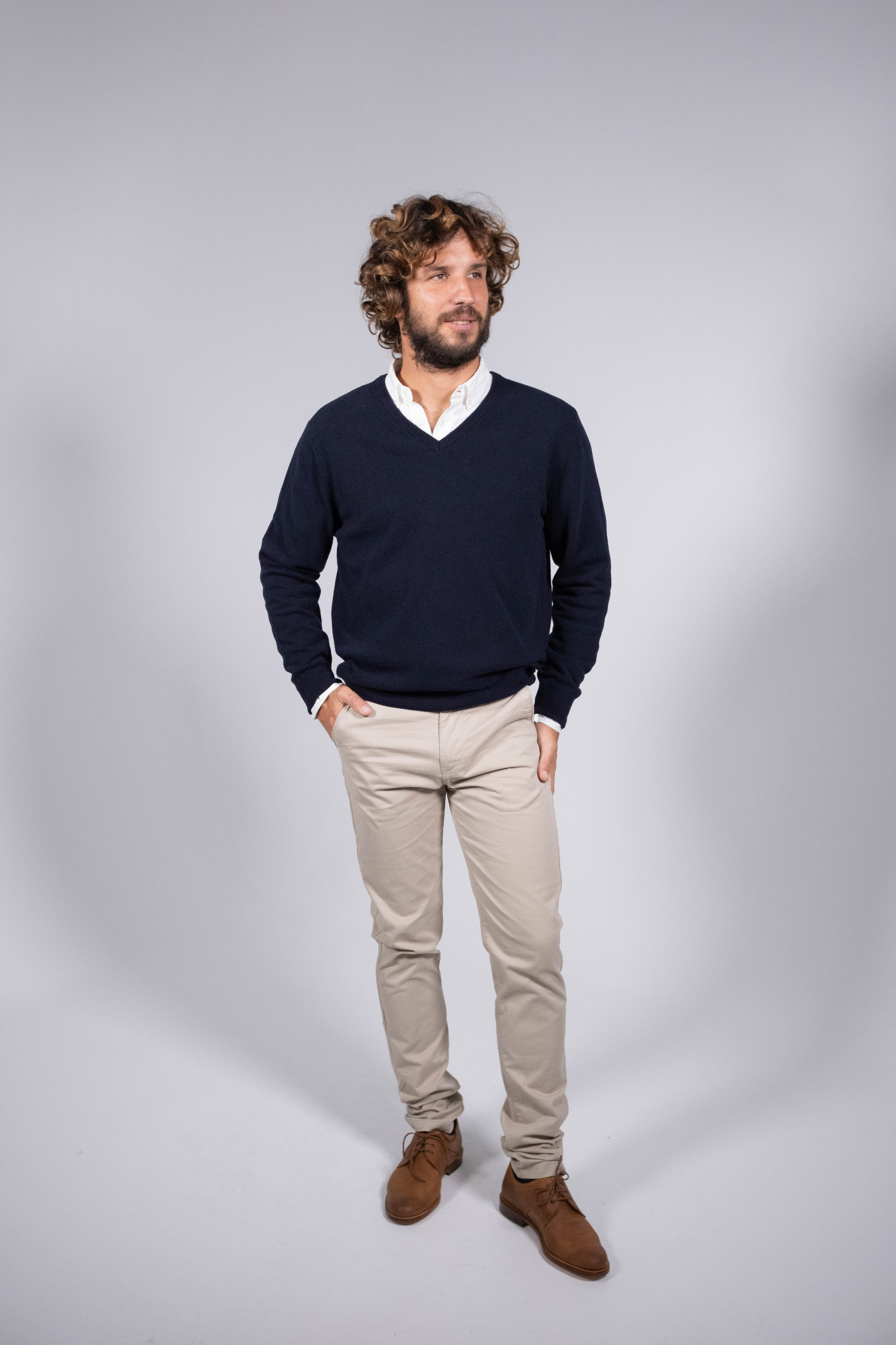 Camisola clássica de lã de cordeiro com decote em V