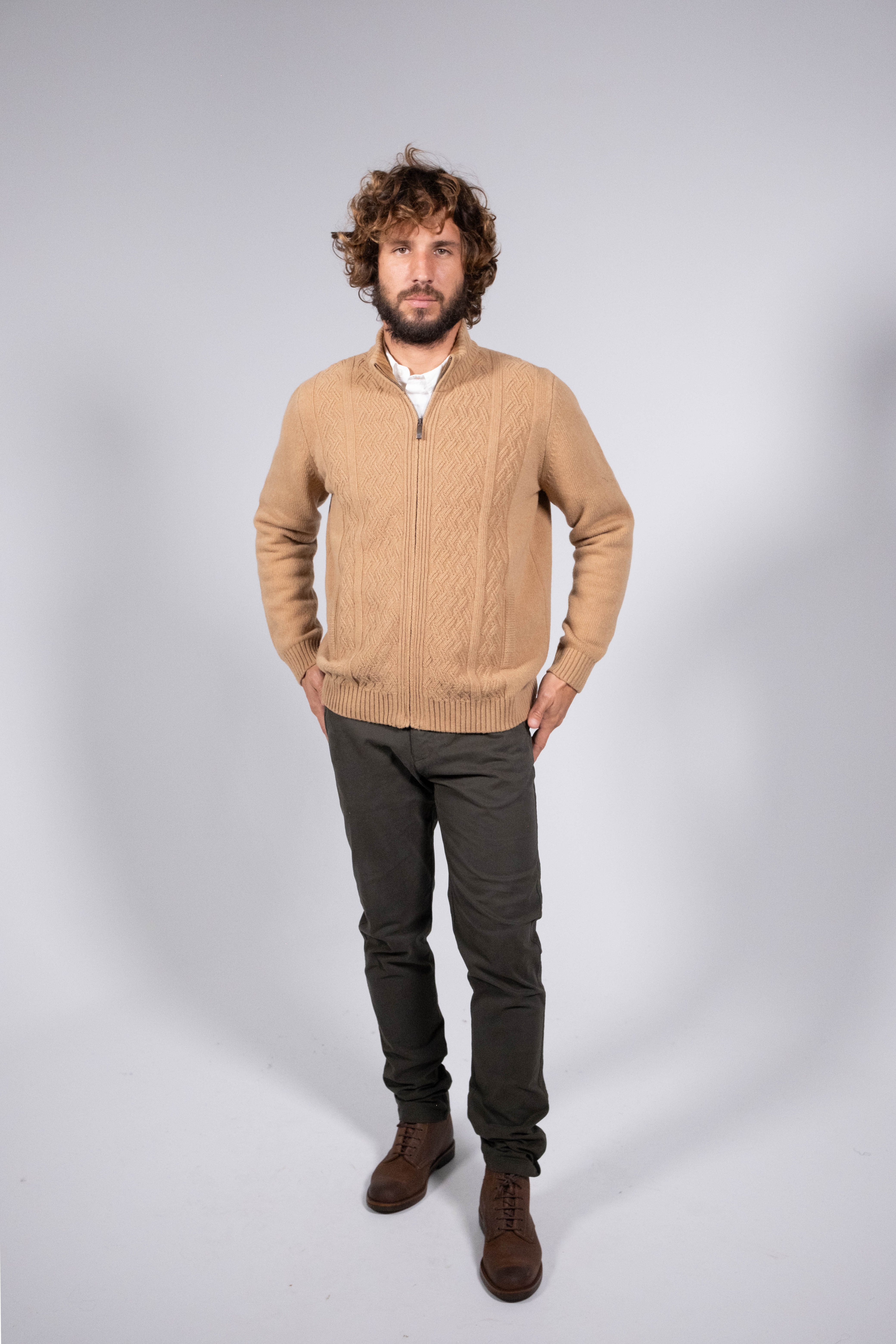 Cardigan Aran em lã de cordeiro com fecho de correr