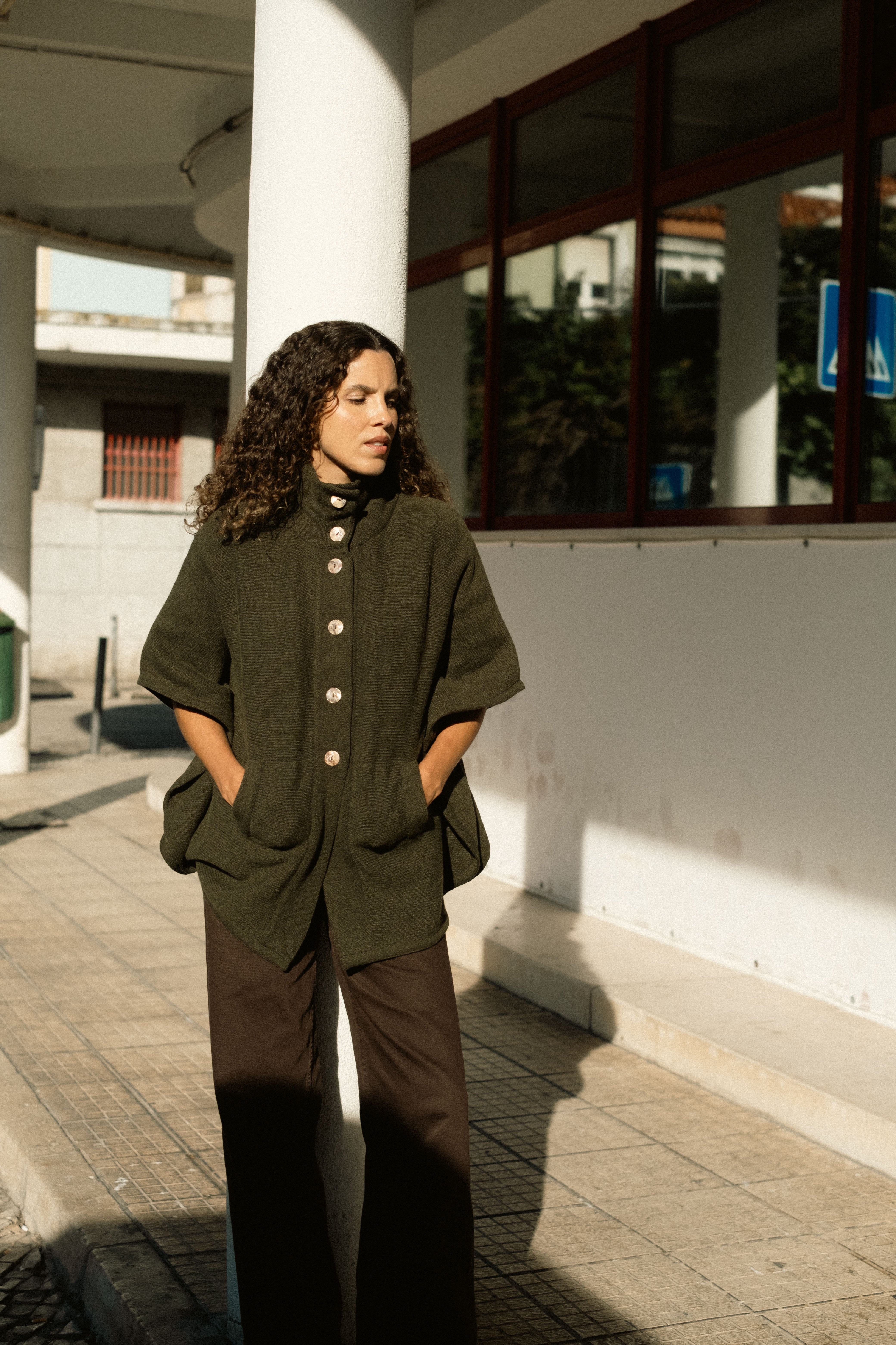 Poncho em lã de cordeiro com gola alta