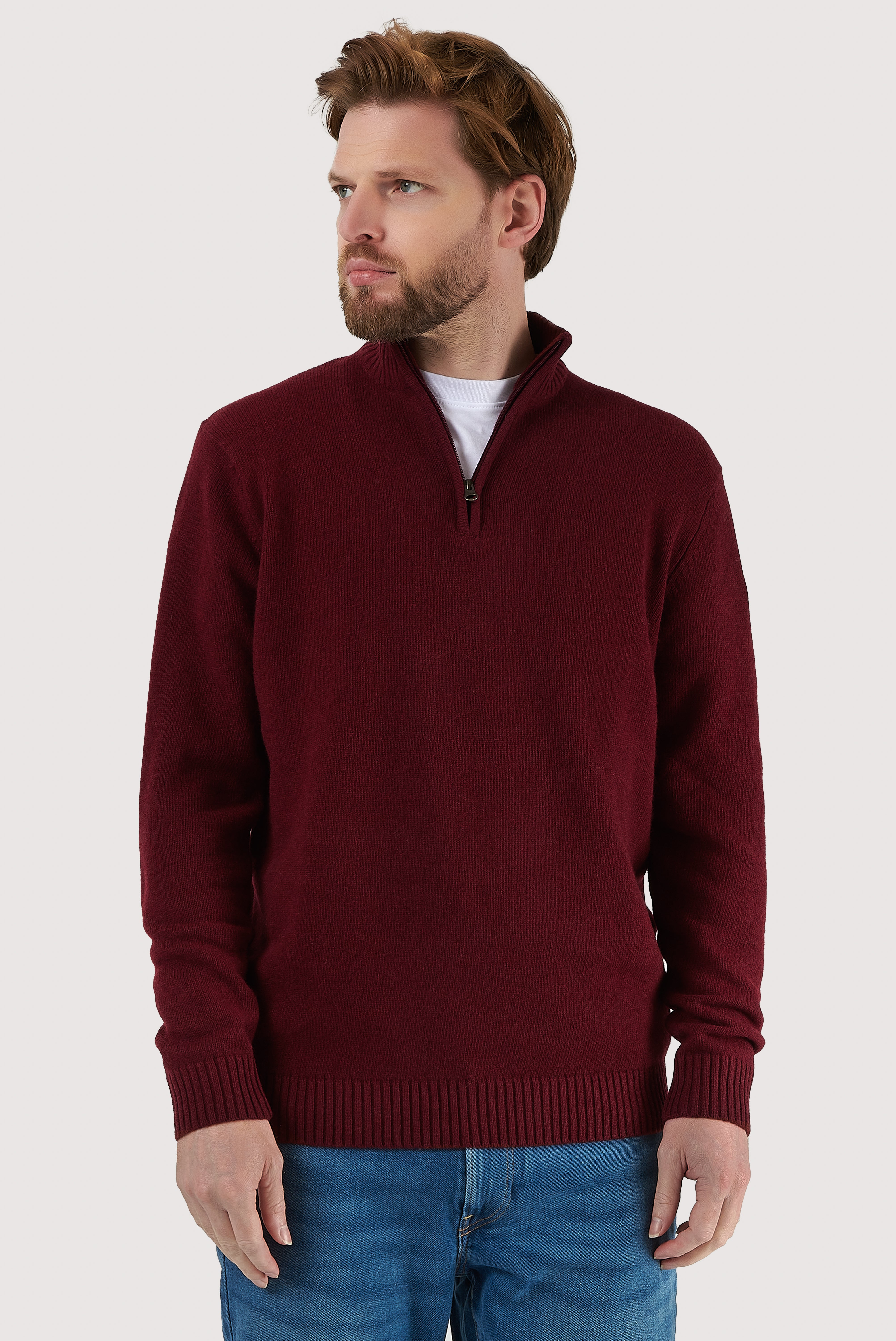 Camisola de lã com gola Perkins e fecho.