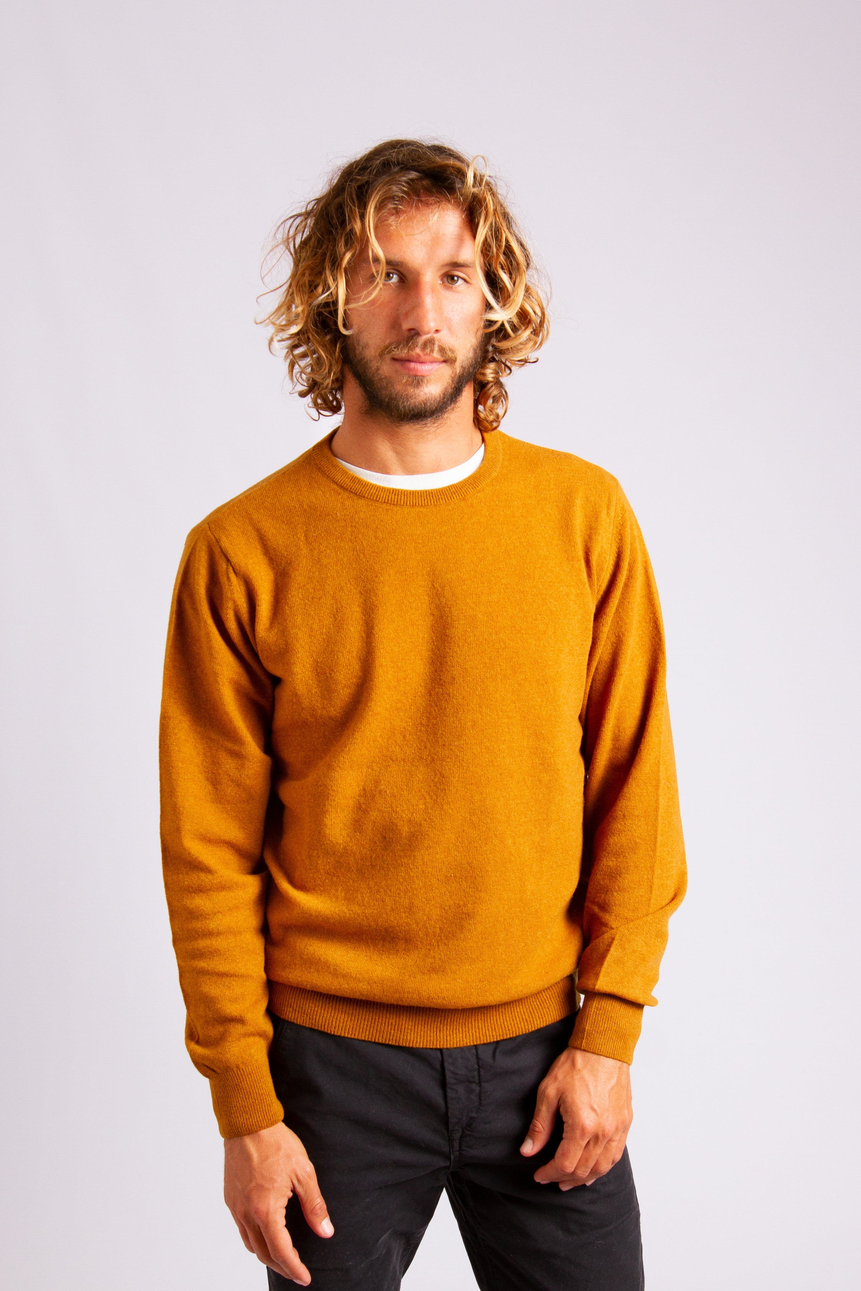 Camisola clássica de lã de cordeiro com gola redonda