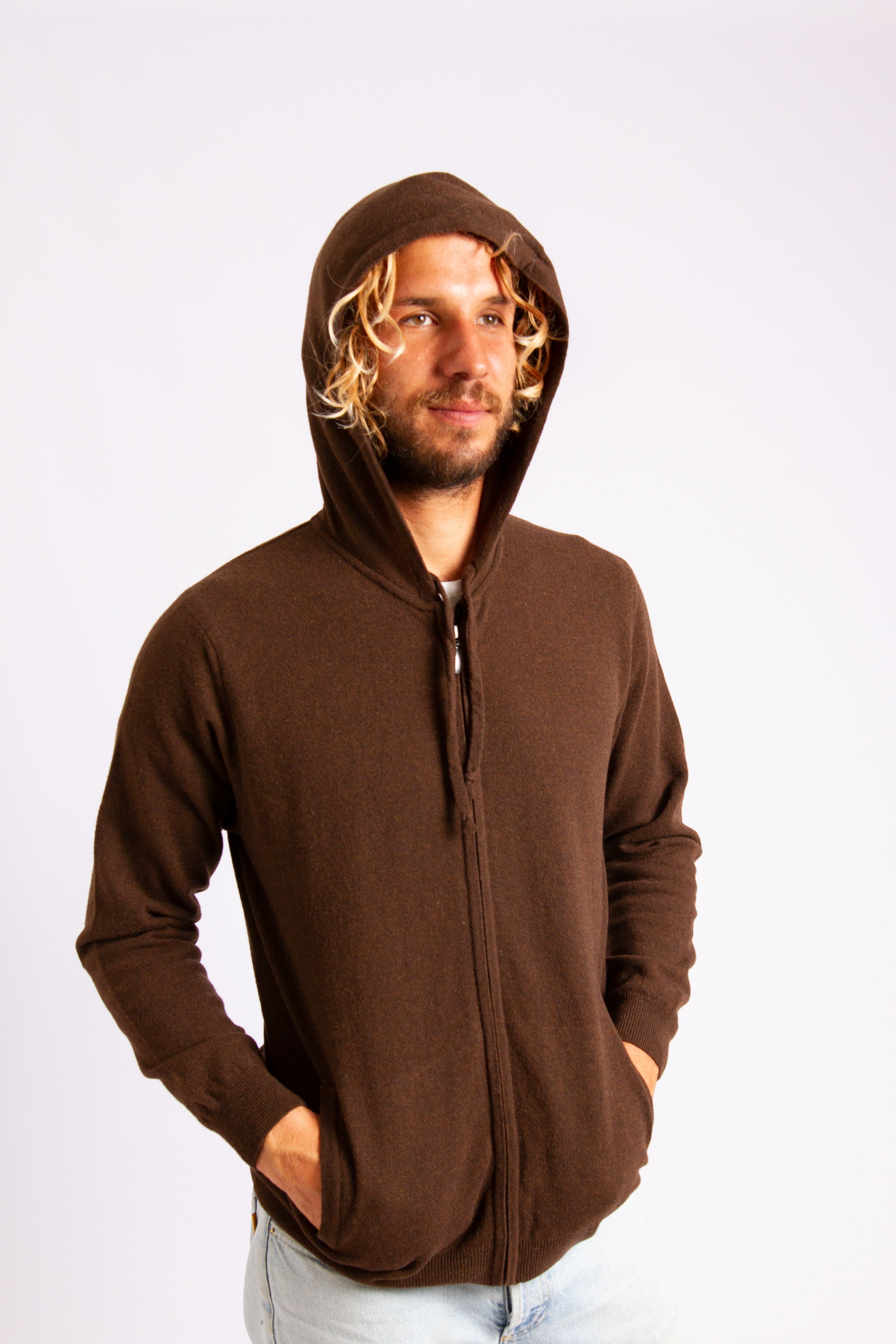 Cardigan de lã de cordeiro com fecho e capuz.