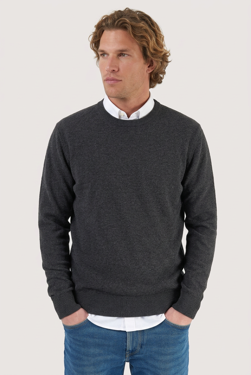 Camisola de lã antracite com decote redondo, modelo com camisa branca