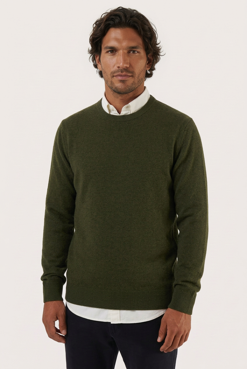 Camisola de lã e caxemira verde seco com decote redondo, modelo moreno com camisa branca